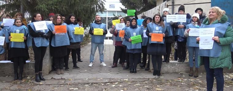 Служителите на „Социално подпомагане” – Добрич излязоха на протест с искане за повишение на заплатите (ВИДЕО)