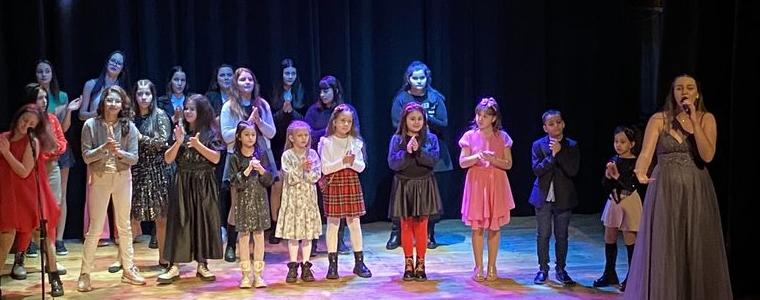 Студио за певци "Shining voices" - Добрич с вълнуващ коледен концерт "Да посрещнем Коледа с песни"