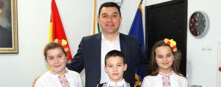 Сурвакари наричаха за здраве и късмет в Общинска администрация