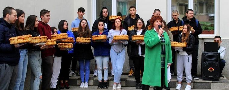 В ПГ по туризъм „П.К. Яворов“ Добрич посрещнаха новата 2024 г. с хоро и питка за здраве и берекет