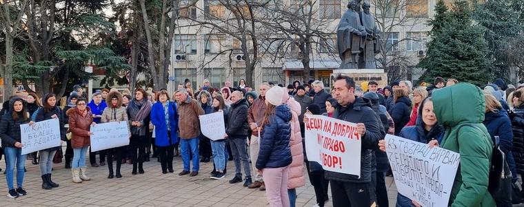 Мълчалив протест срещу предложението за нулев прием в три добрички училища (СНИМКИ)