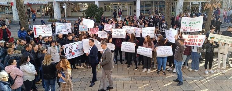 Стотици се събраха пред Община Добрич заради предложението за нулев прием в три добрички училища (СНИМКИ)