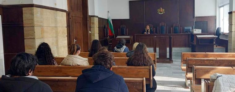 Ученици от СУ „Любен Каравелов“ разговаряха със съдия от Окръжния съд в Добрич