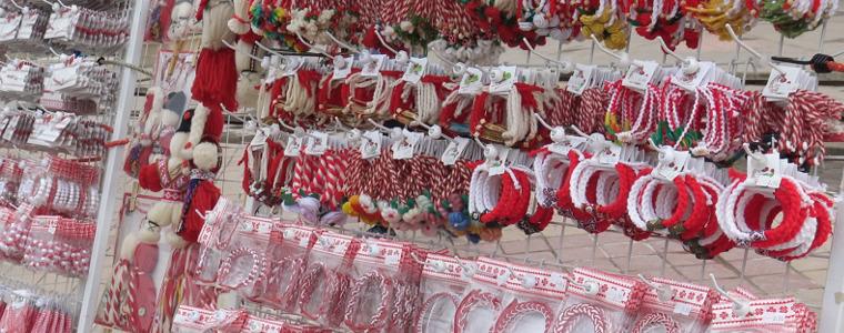 Все повече млади хора участват със свои мартеници на базара в Добрич (ВИДЕО)