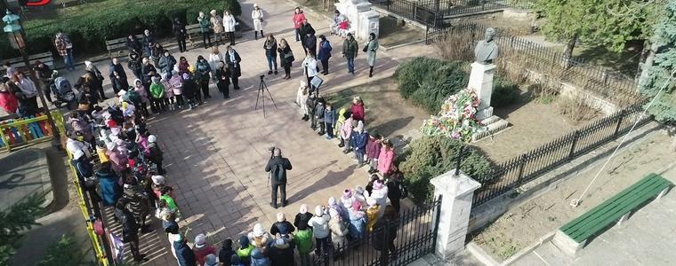 Второкласниците от СУ „Св. Климент Охридски“ почетоха Левски с флашмоб „Поклон, Апостоле!“ (ВИДЕО)