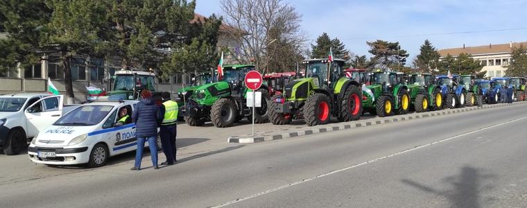 Земеделци излязоха с техника на протест в Карапелит (СНИМКИ)