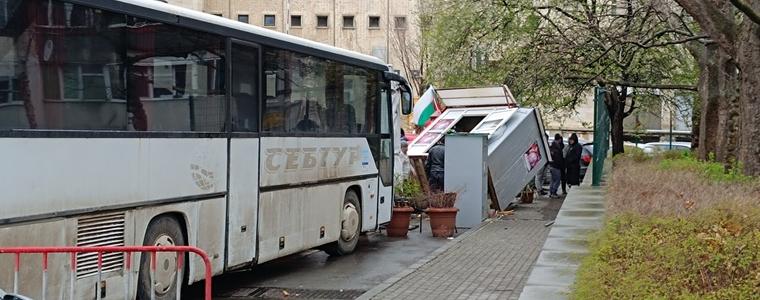 Бутнаха кабинката на паркинга на хотел „България”