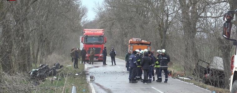 Двама загинали и седем ранени при тежка катастрофа след отбивката за село Росеново (ВИДЕО)