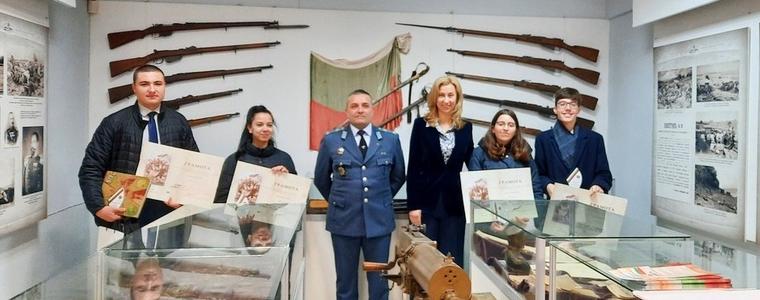 Областният управител награди отличилите се в националния ученически конкурс „Наследник съм на…“ 