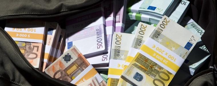 Полицията задържа възрастен мъж за кражба на 9 950 евро