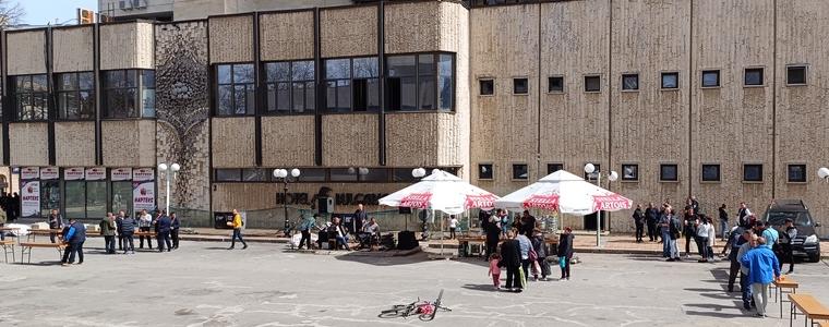 Продължава панаирът на паркинга на хотел „България“, днес - буквално