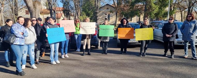 Родители и бивши възпитаници на Ветеринарната гимназия също излязоха на протест срещу новия директор