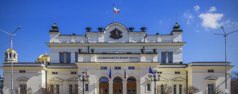 С минута мълчание в памет на Българския патриарх и Софийски митрополит Неофит започна заседанието на Народното събрание