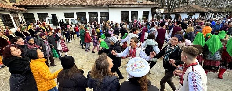 „Стария Добрич“ се изпълни с хора за отбелязването на Сирни заговезни (ВИДЕО и СНИМКИ)