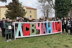 Потребителите на Защитени жилища в Добрич гостуваха на самодейците от читалището в с. Ловчанци
