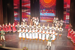 Прекрасни деца съхраняват фолклорното наследство на България (ВИДЕО)