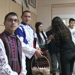 Ученици от ПГ по ТС „Ломоносов“ изненадаха екипа ни с мартеници и добри пожелания (ВИДЕО)
