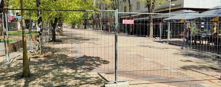 Поставиха оградни пана в центъра на Добрич за старта на ремонта (СНИМКИ)