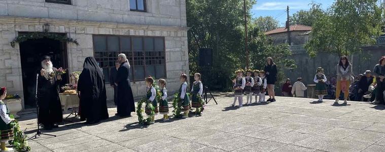 С песни и танци  Каварна отбеляза Лазаровден и Цветница