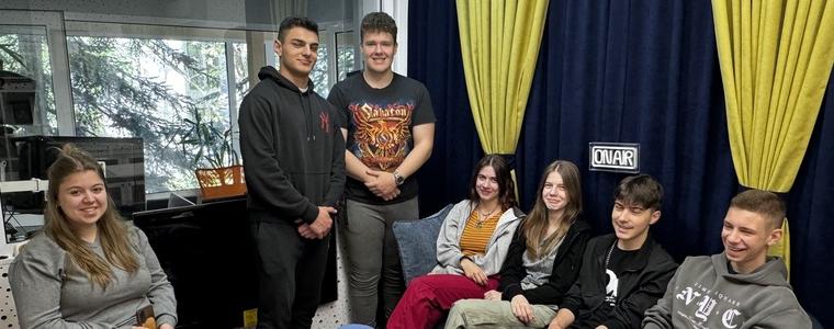 Ученици от ЕГ „Гео Милев“ се докоснаха до работата в медийна група „Добруджа“ (СНИМКИ)