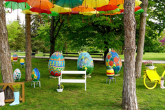 Великденска украса създава празнично настроение в градския парк на Добрич (ВИДЕО)