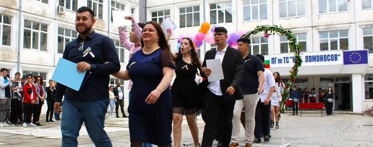 Гимназия „М. В. Ломоносов“ изпрати абитуриентите си