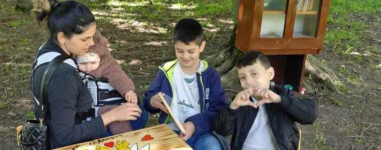 Малчуганите от ДГ „Първи юни” в Добрич подредиха библиотека под дърветата в ЦЗПЖ
