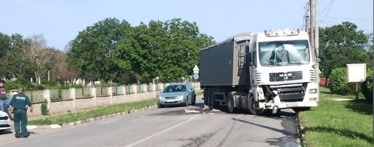 Румънски тир се блъсна в друг камион в центъра на Кардам (СНИМКИ)