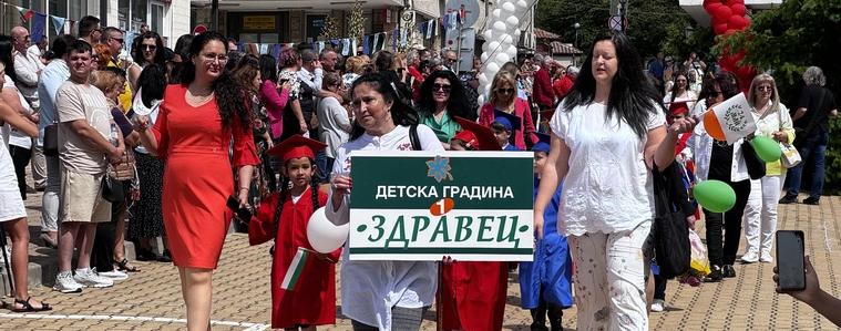 Ученическо шествие и концерт на млади таланти са част от празничната програма в Балчик (СНИМКИ)