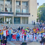 Флашмоб бе кулминацията на тържествата за 50-годишния юбилей на №17 „Първи юни“ в Добрич (СНИМКИ)