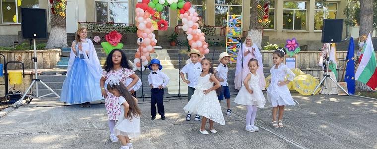 Детската градина в с. Ловчанци бе домакин на фестивал „Пъстроцветна усмивка“ (ВИДЕО И СНИМКИ)
