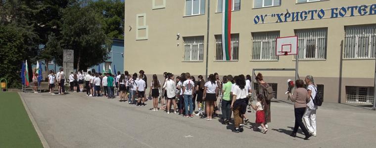 Добрич отбеляза 2 юни с поднасяне на цветя на паметника на Ботев (ВИДЕО)