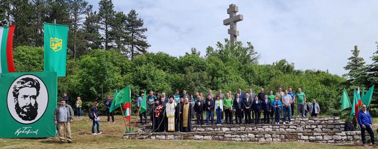 Хиляди почетоха паметта на Христо Ботев на връх Околчица 