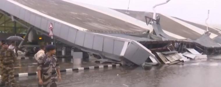 Покривът на летището в Делхи рухна след пороен дъжд  
