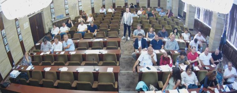 ОбС проведе извънредно заседание, част от съветниците се питаха защо, а други – се объркаха какво гласуват (ВИДЕО)