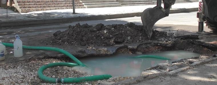 Втори ден авария по ул. „Даме Груев“ оставя централната част на Добрич без вода (ВИДЕО)
