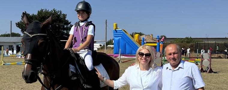 Александра Атанасова спечели две първи места на конните прескачания в Бенковски (СНИМКИ)