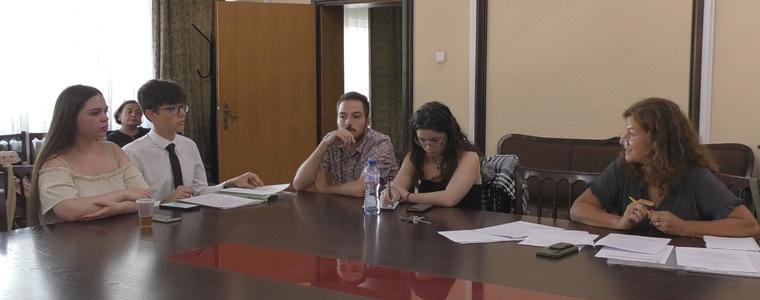 Публично обсъждане на Правилника на общинския младежки съвет се превърна в кръстосан разпит срещу двама ученици (ВИДЕО)