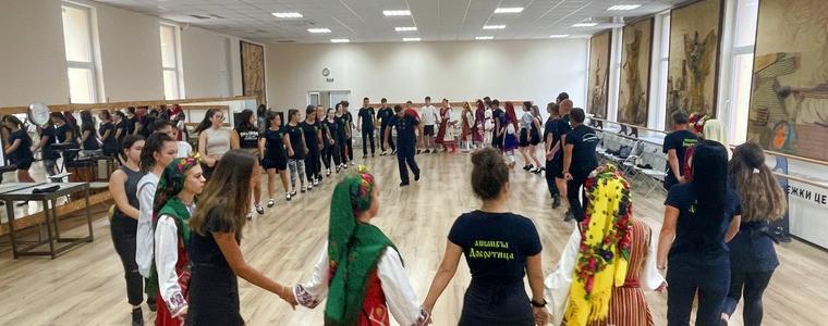  Младежки център – Добрич отново събра състави от страната на поредна фолклорна среща (ВИДЕО)