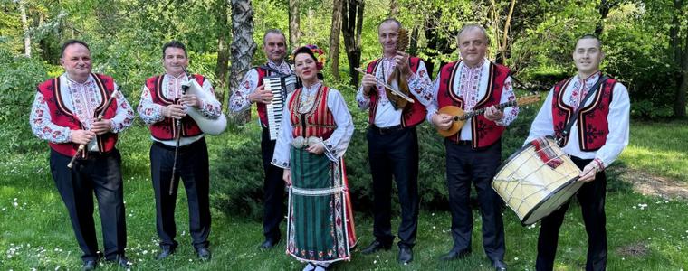 Оркестър „Приятели фолк“ с концерт в Каварна за Деня на възрастните хора