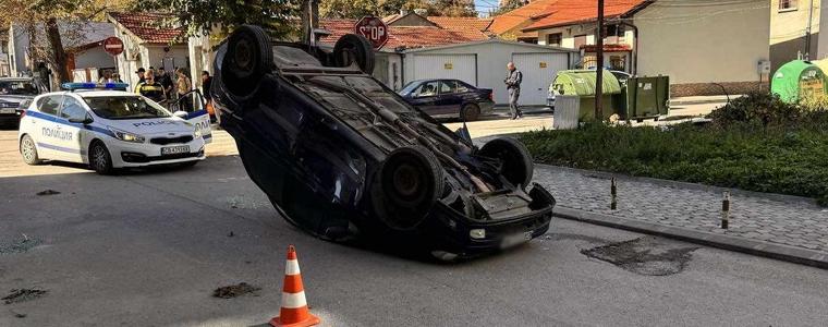 Кола се преобърна на улица в Добрич след отнето предимство (ВИДЕО)