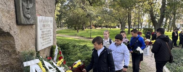 С венци и цветя Каварна отбелязва Деня на народните будители