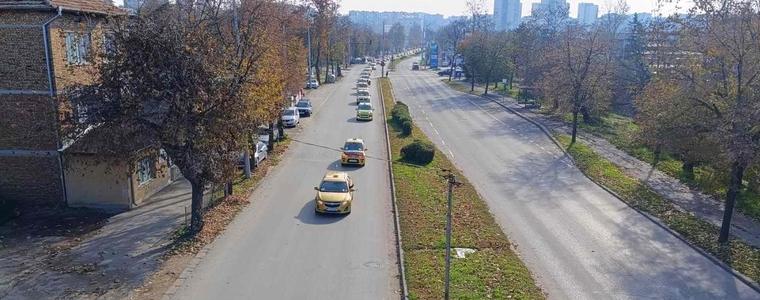 Таксиметрови шофьори в Добрич на протестно шествие срещу поскъпването на  "Гражданска отговорност"