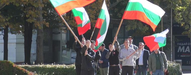 В духа на толерантност от предците – положиха цвете на всяко надгробие във Военното гробище (ВИДЕО)