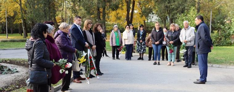 В Генерал Тошево отбелязаха поднасяне на цветя Деня на народните будители