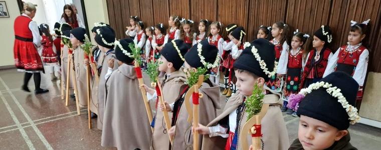  Малки коледари от детска градина „Зорница“ поздравиха Община Добрич