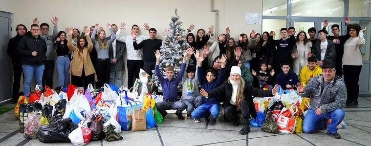 С голямо дарение учениците от ПМГ „Иван Вазов“ се включиха в кампанията „Споделен хляб“ (ВИДЕО)