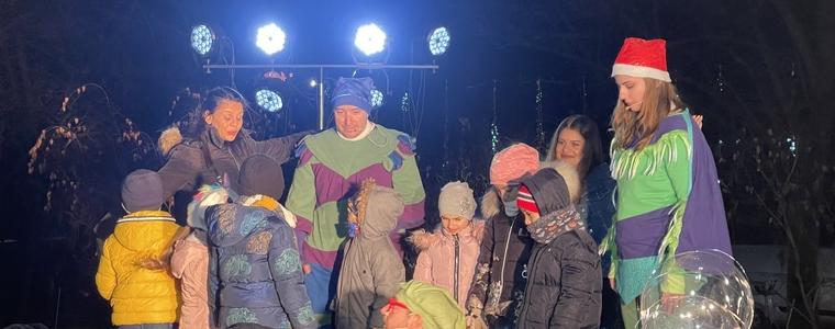 Светлините на коледната елха в Добрич грейнаха на тържество за посрещане на Дядо Коледа (ВИДЕО)