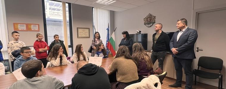 Ученици от ОУ „Йордан Йовков“ посетиха общинската администрация в Каварна