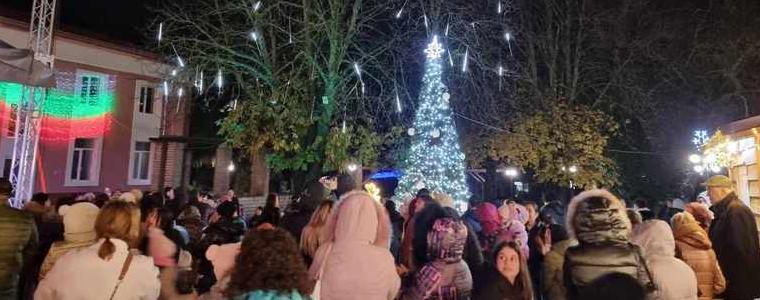 В Шабла запалиха празничните светлини на коледната елха
